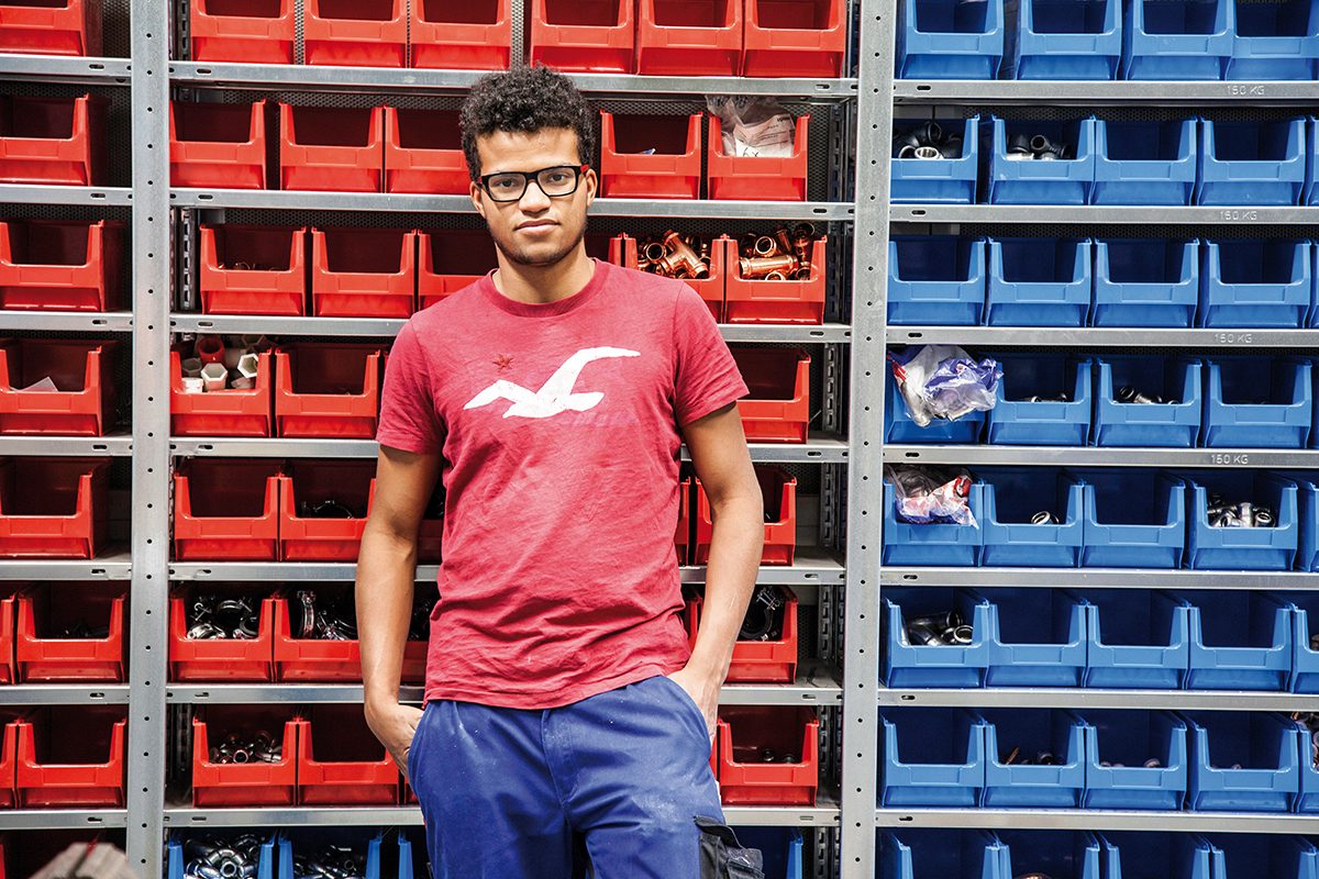 Trainee in front of shelf