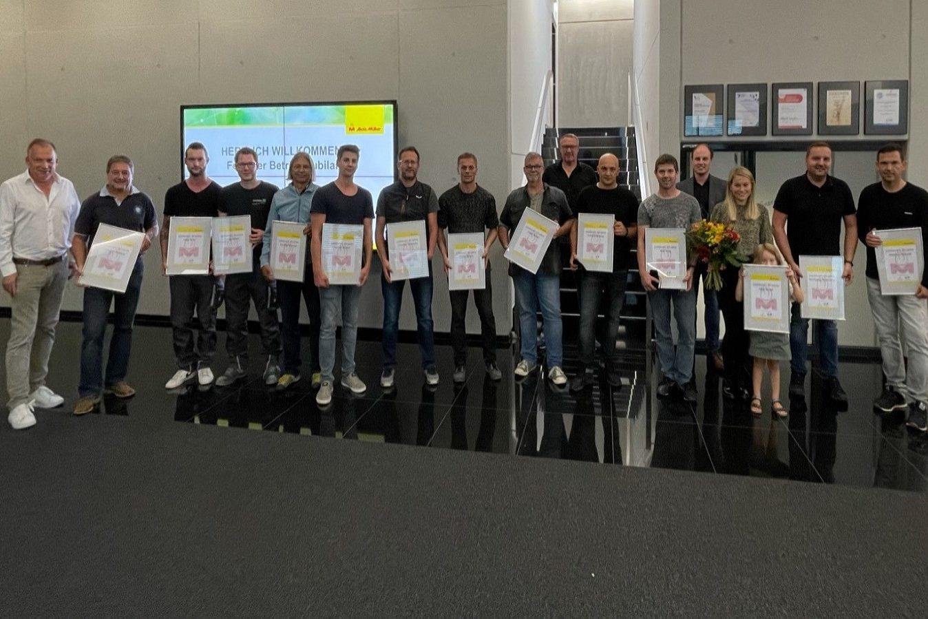 Die Geschäftsführung gemeinsam mit den Jubilaren bei der Ehrung. Die Geschäftsführung gemeinsam mit den Jubilaren bei der Ehrung.