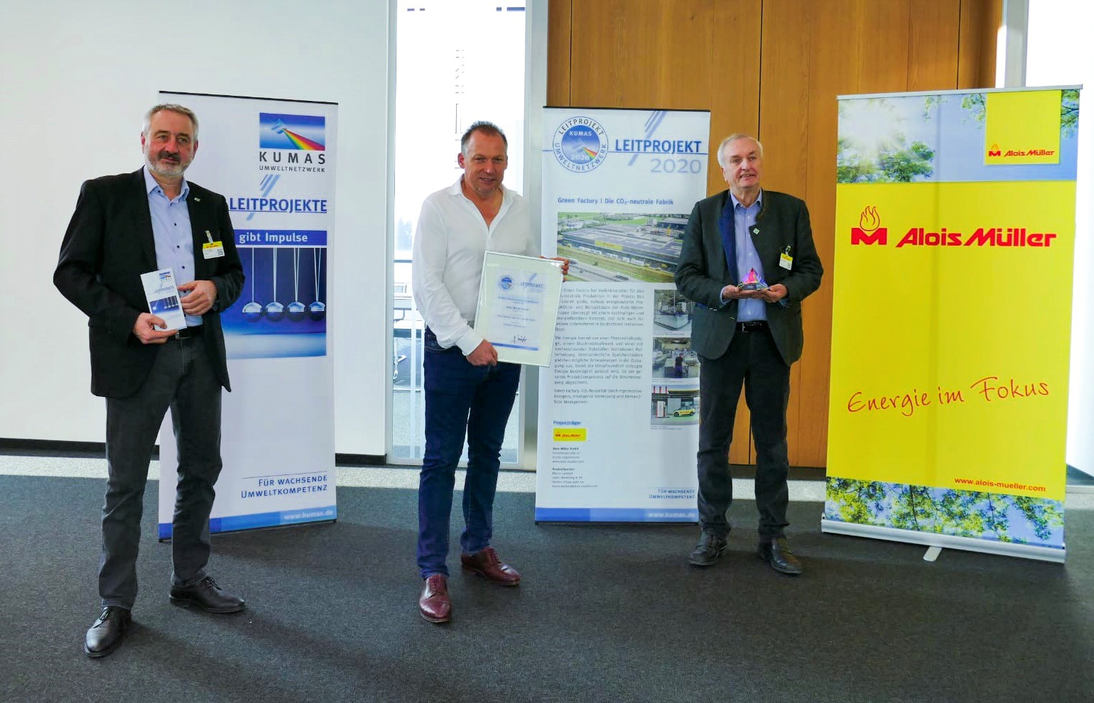 Die Green Factory wurde mit dem Titel ""Offizielles Leitprojekt des KUMAS UMWELTNETZWERKS 2020" ausgezeichnet und für das in Ungerhausen realisierte Konzept der CO2-neutralen Fabrik geehrt.