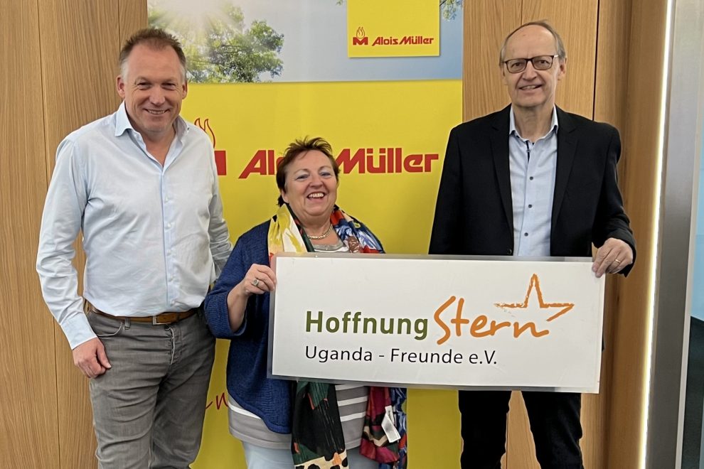 Bei der Spendenübergabe v.li. Andreas Müller (Geschäftsführer Alois Müller GmbH) gemeinsam mit Karin Berger-Haggenmiller (Vorsitzende) und Peter Förg (Projektleiter) des Vereins der HoffnungStern Uganda Freunde e.V.