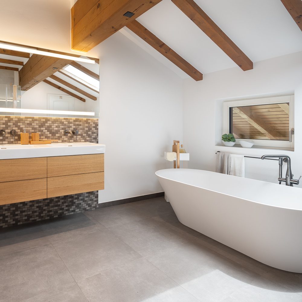 Bad mit freistehender Badewanne