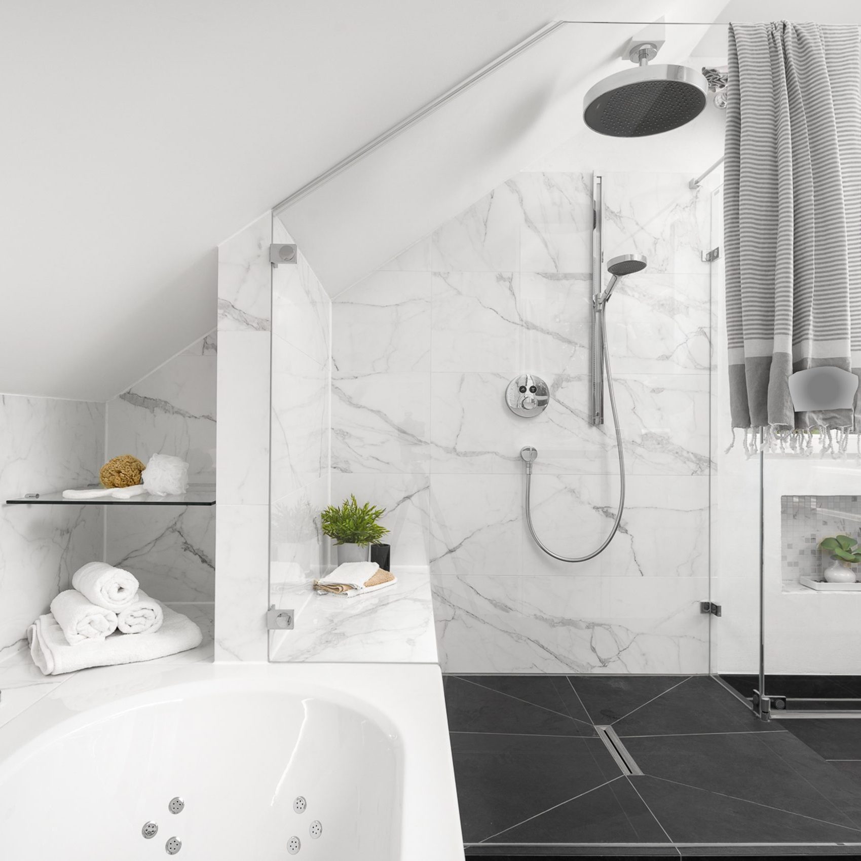 Bad mit Wanne & Dusche